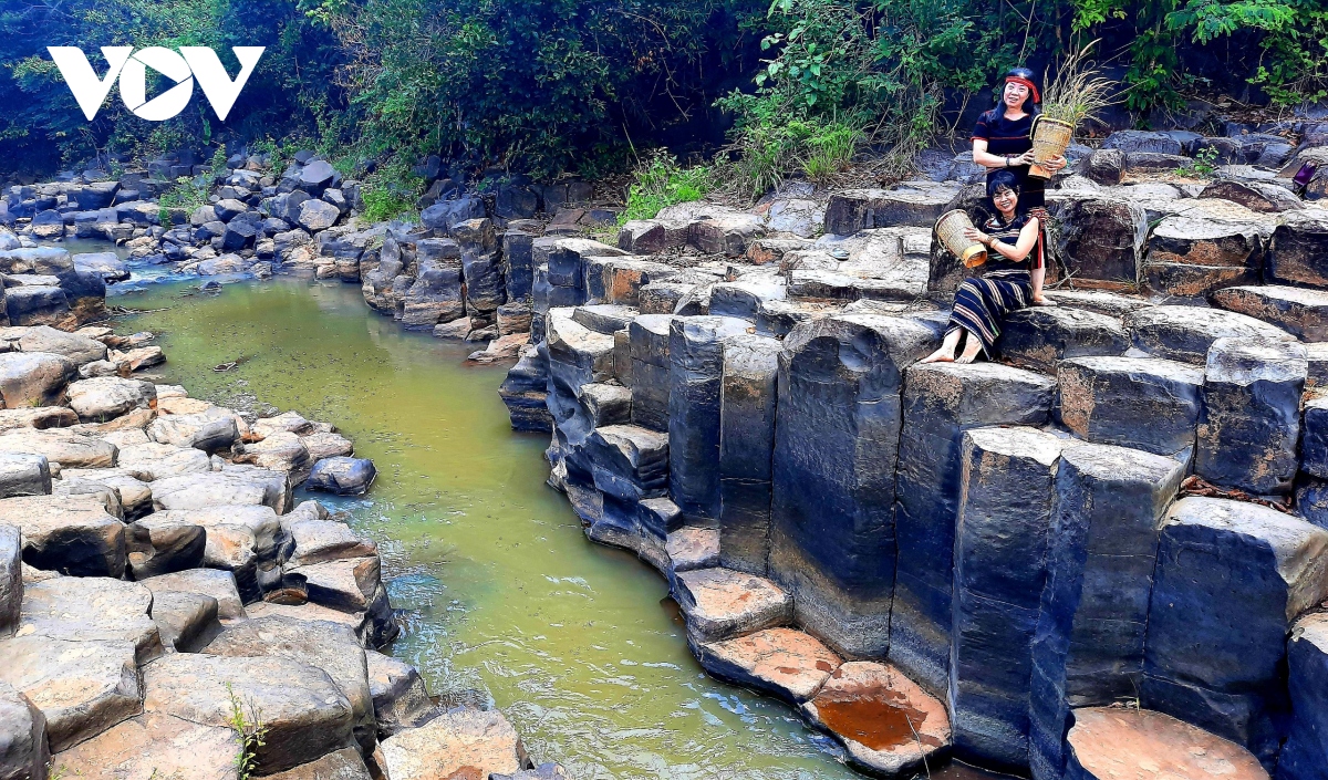 Mê đắm vẻ đẹp hoang sơ của suối đá núi lửa Ia Ruai