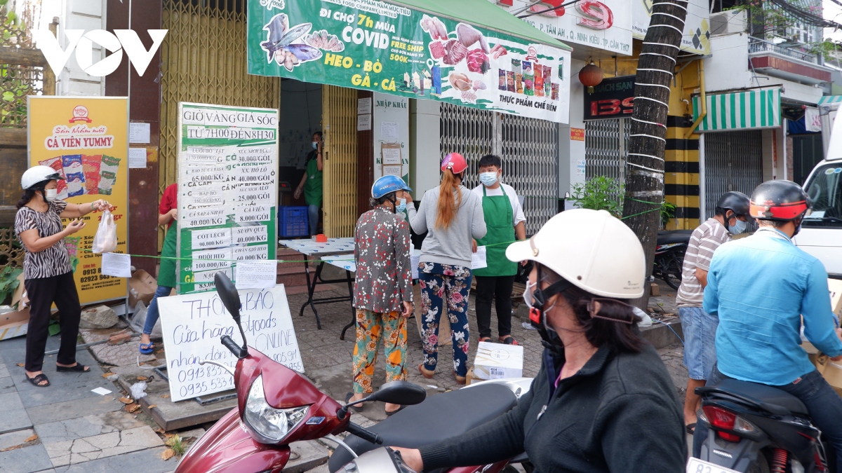 Cần Thơ dừng hoạt động chợ, người dân xếp hàng chờ mua thực phẩm ở cửa hàng tiện ích
