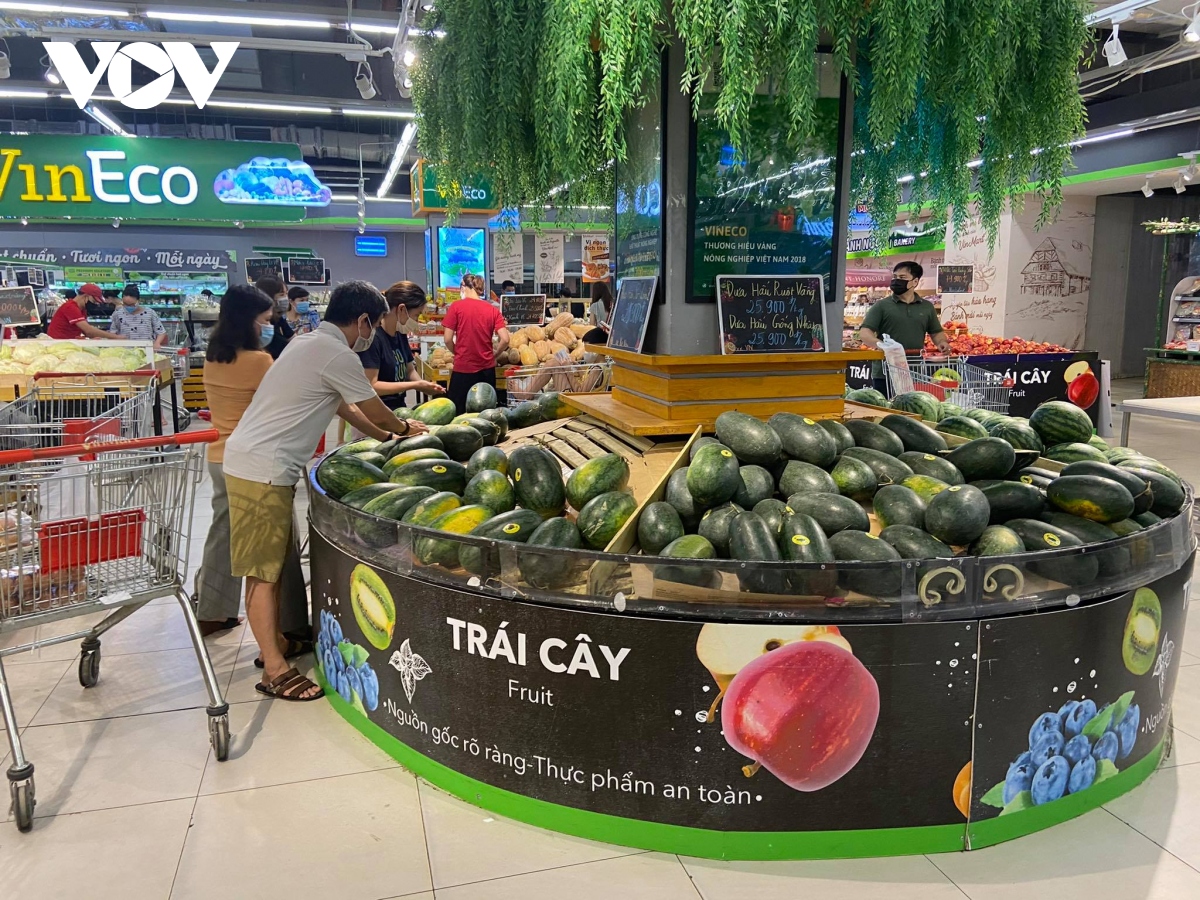 Cảnh trái ngược tại các siêu thị ở Hà Nội: Nơi đông nghẹt, chỗ vắng hoe