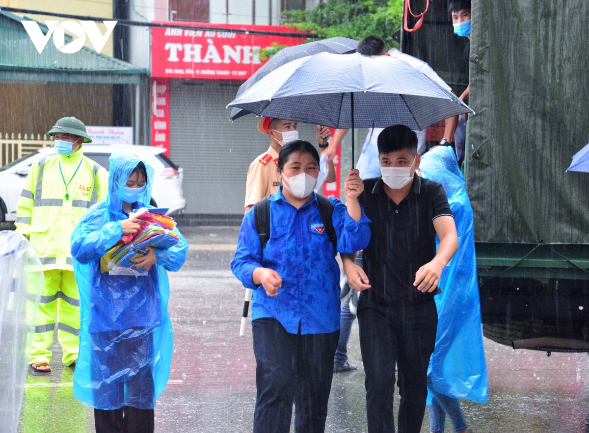 Cận cảnh thí sinh Điện Biên đội mưa đến điểm thi