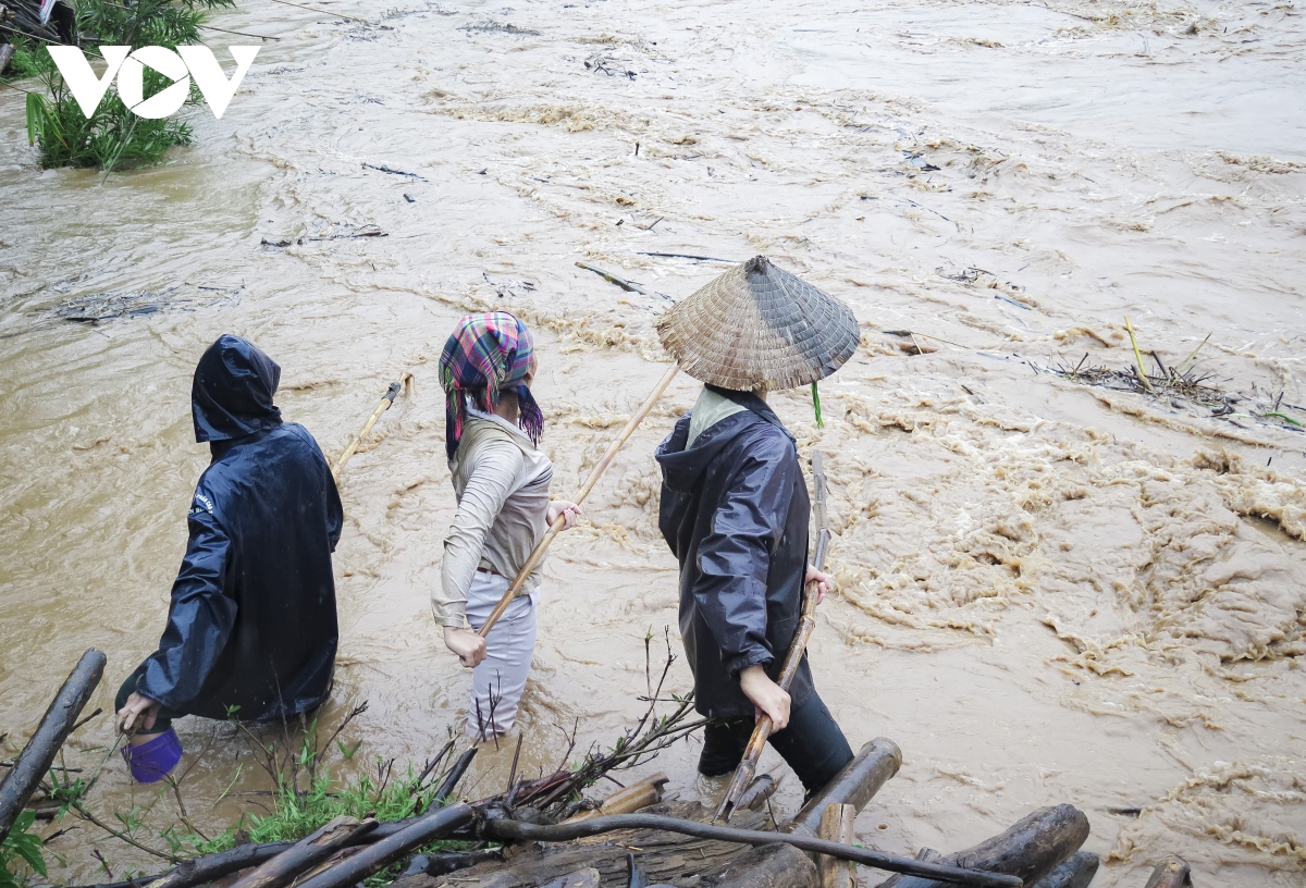 Bất chấp nguy hiểm, người dân Điện Biên vẫn đánh bắt cá trên suối lũ