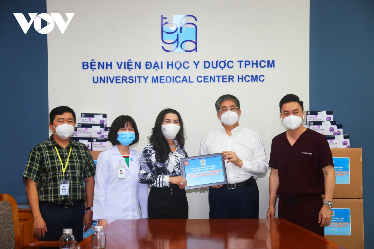 Kim Oanh Group trao 10.000 bộ kit test nhanh Covid-19 cho Bệnh viện Đại học Y dược TP.HCM
