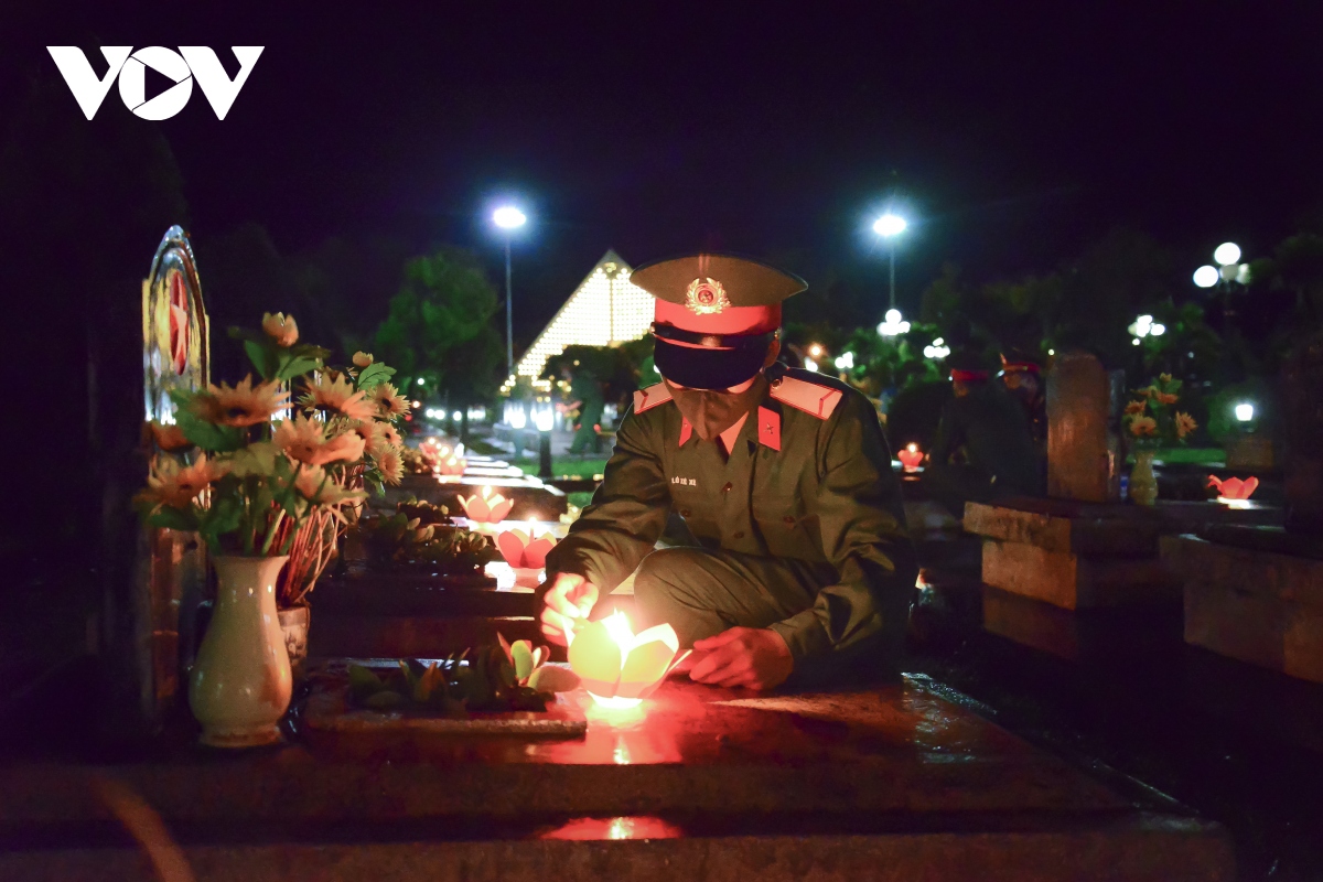 Thắp nến tri ân các anh hùng liệt sĩ ở Điện Biên