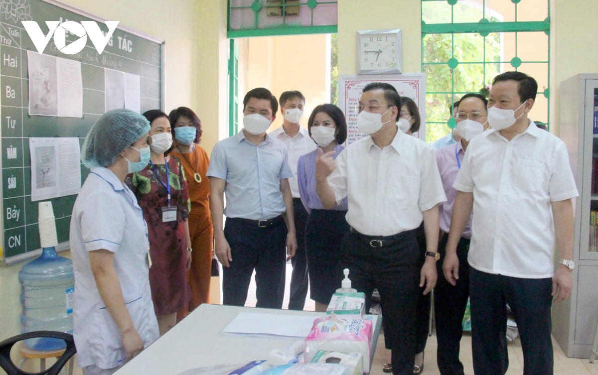 Chủ tịch Hà Nội đi kiểm tra công tác phòng dịch tại điểm thi tốt nghiệp THPT