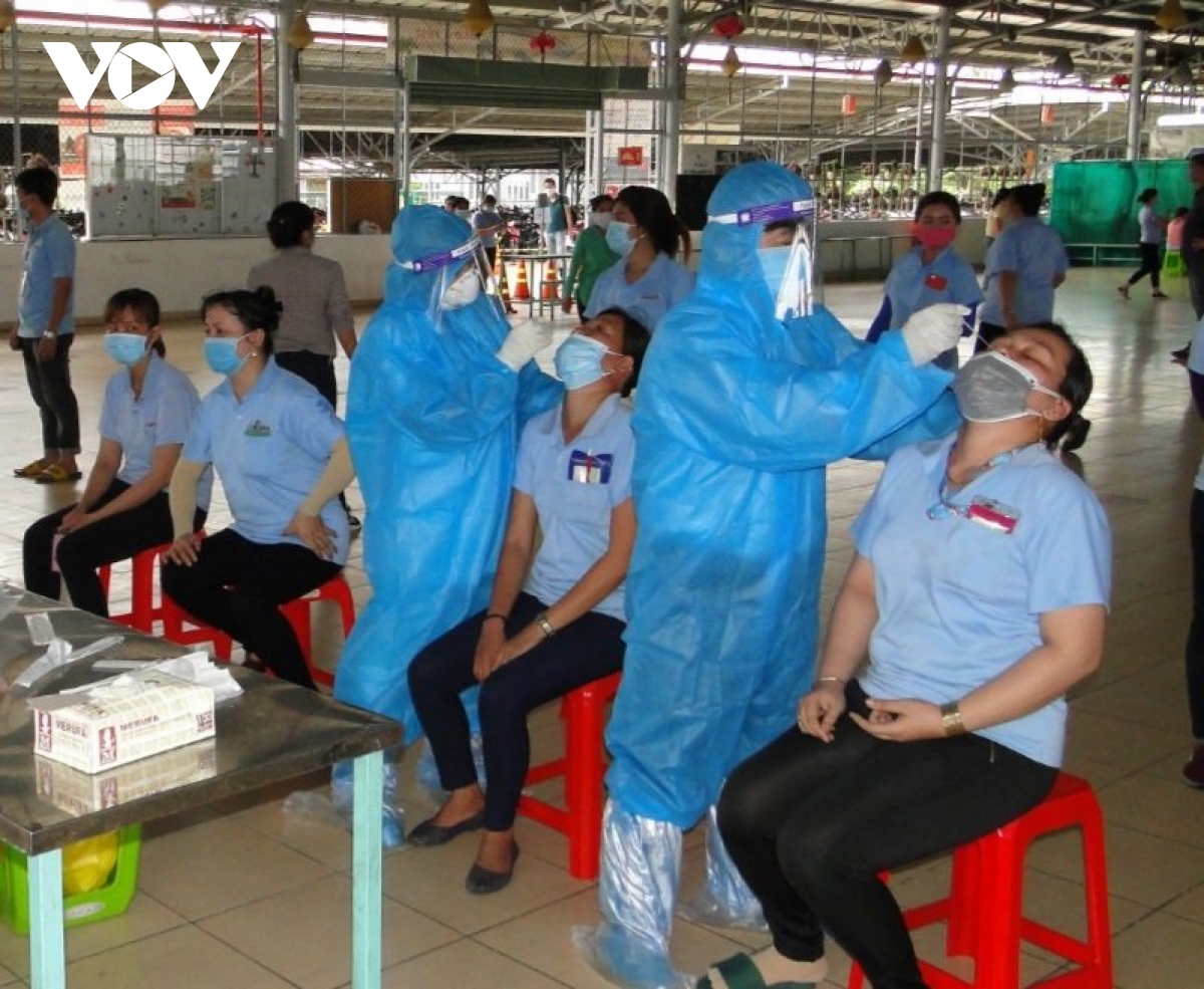 Tiền Giang đưa 80 ca dương tính tại khu công nghiệp đi điều trị cách ly khẩn cấp