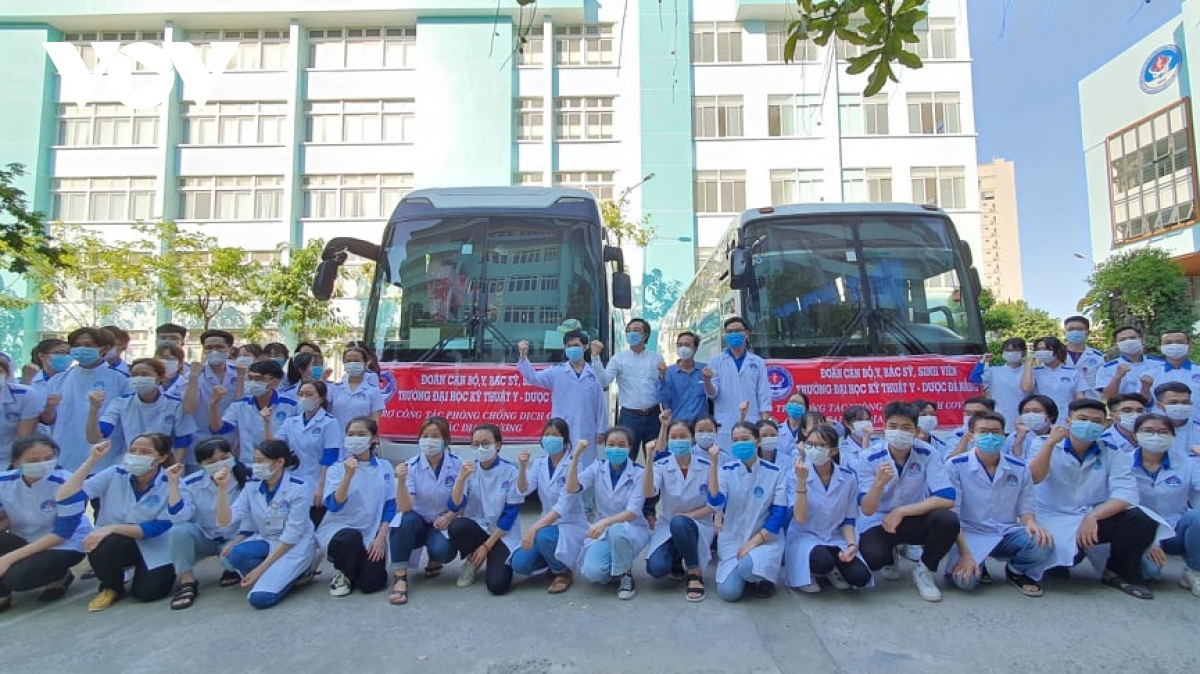 Hơn 100 cán bộ, sinh viên y khoa Đà Nẵng lên đường hỗ trợ Phú Yên chống dịch