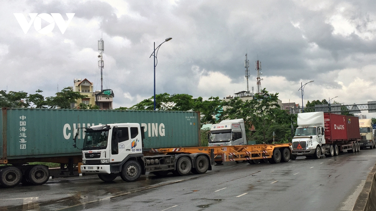 Đề xuất tận dụng chiều “rỗng” xe container để chở hàng từ miền Tây về TP.HCM