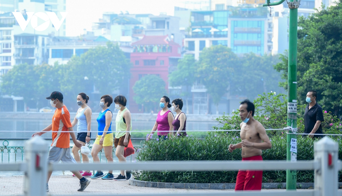 Sáng đầu tiên Hà Nội siết chặt phòng chống dịch, người dân vẫn túa ra đường tập thể dục
