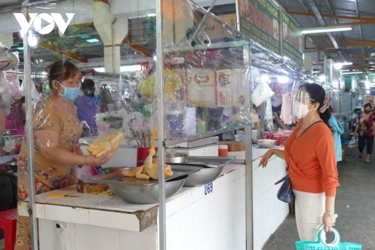 Một số chợ truyền thống ở TP.HCM mở cửa trở lại, nơi đông nơi thưa vắng