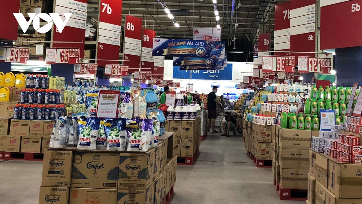 Hàng hóa đầy ắp các siêu thị trong ngày đầu Hà Nội siết chặt chống dịch