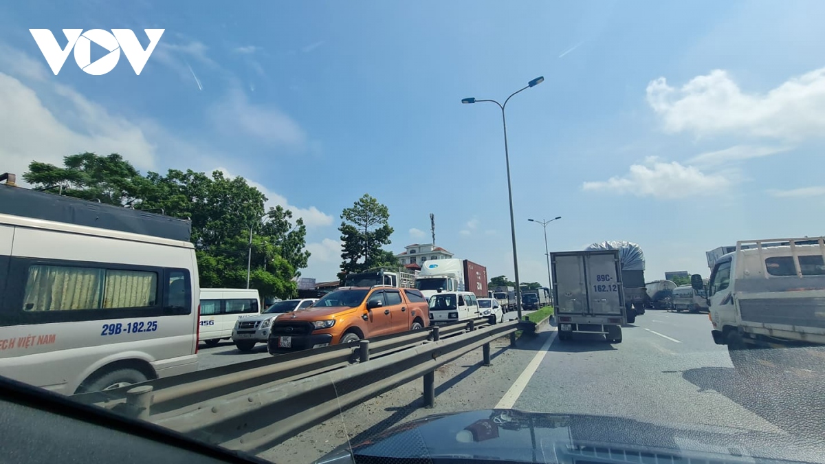 Ảnh: Nhiều xe vào Hà Nội phải quay đầu, cao tốc Pháp Vân- Cầu Giẽ ùn tắc