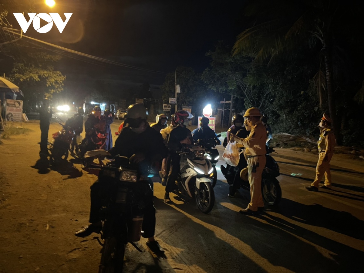 Cảnh sát giao thông trắng đêm dẫn đoàn người từ TP.HCM về quê đi qua Đà Nẵng