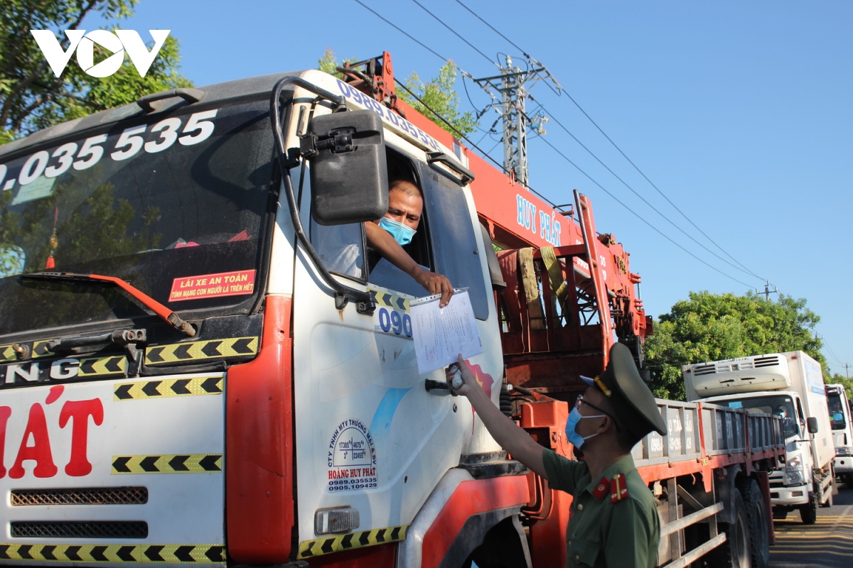 Quảng Nam hoán đổi lái xe chở hàng hóa ra vào tỉnh tại chốt kiểm soát