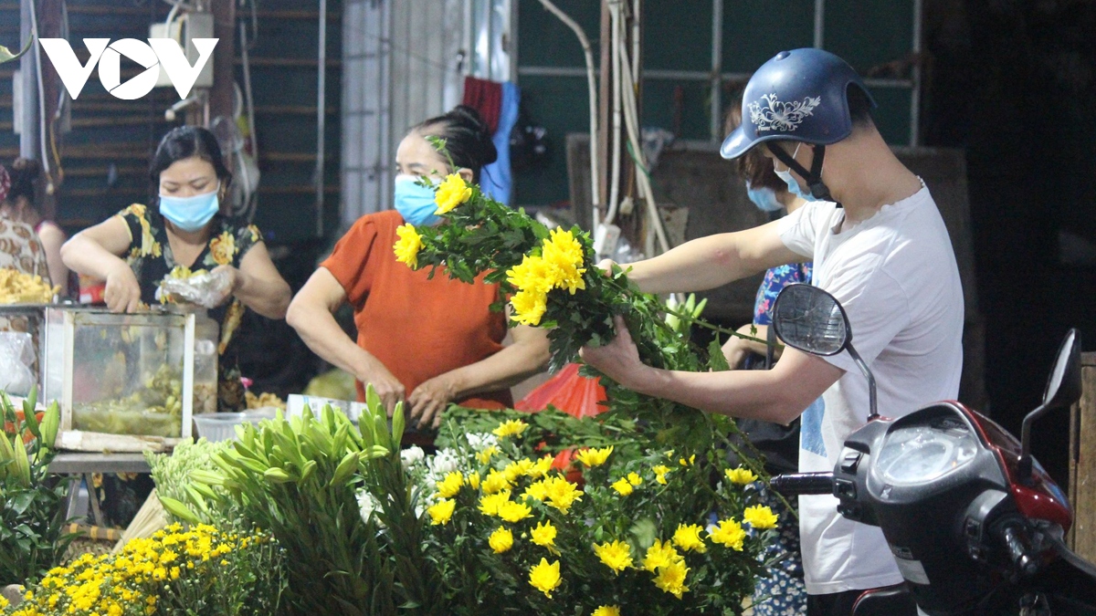 Ngày đầu giãn cách tại Hà Nội: Giá cả ở chợ dân sinh khá ổn định