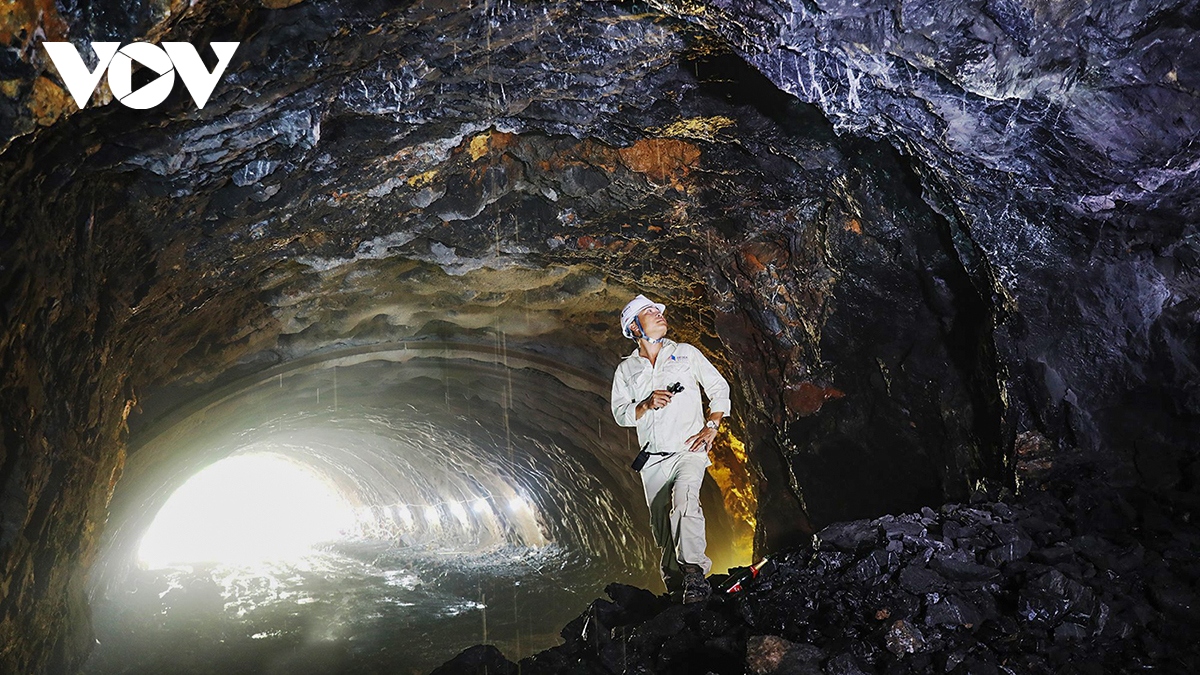 Thông hầm xuyên núi trên đường bao biển Hạ Long - Cẩm Phả