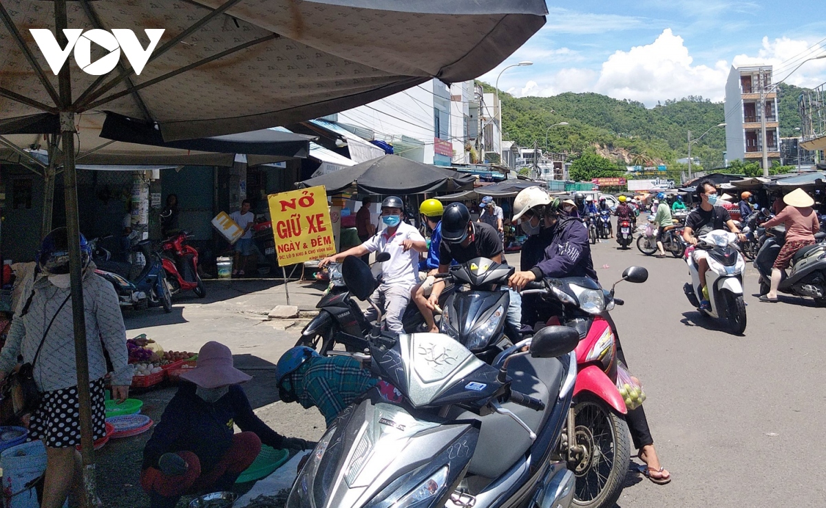 Phát phiếu đi chợ ở Khánh Hòa để giảm lượng người tập trung nơi công cộng