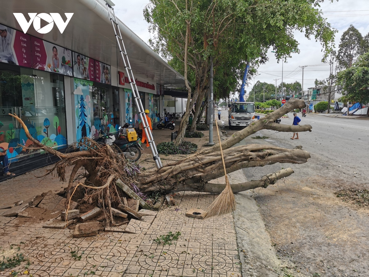 Mưa kèm theo dông lốc làm sập và tốc mái 45 căn nhà tại Cần Thơ