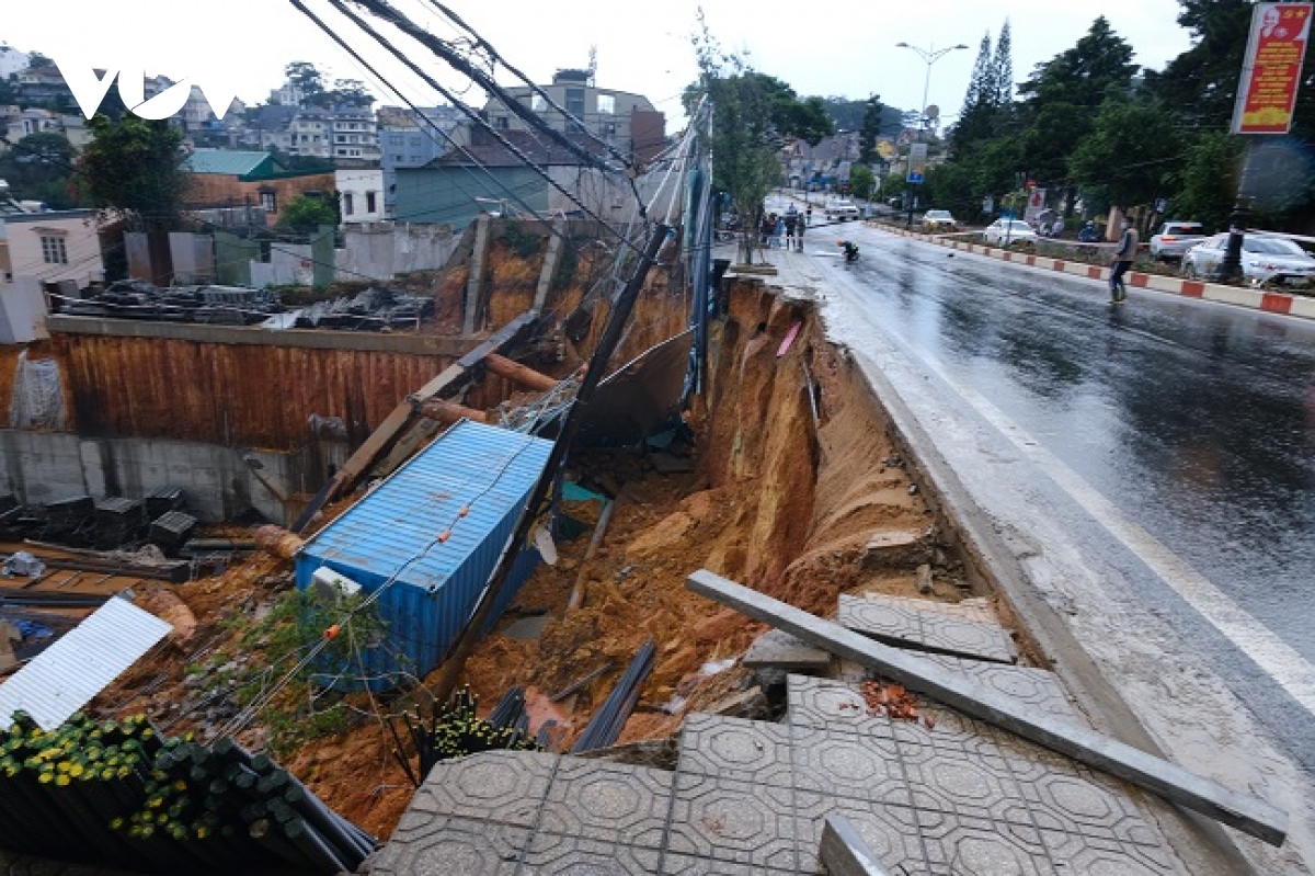 Sạt lở nghiêm trọng trên tuyến đường chính đi vào Đà Lạt