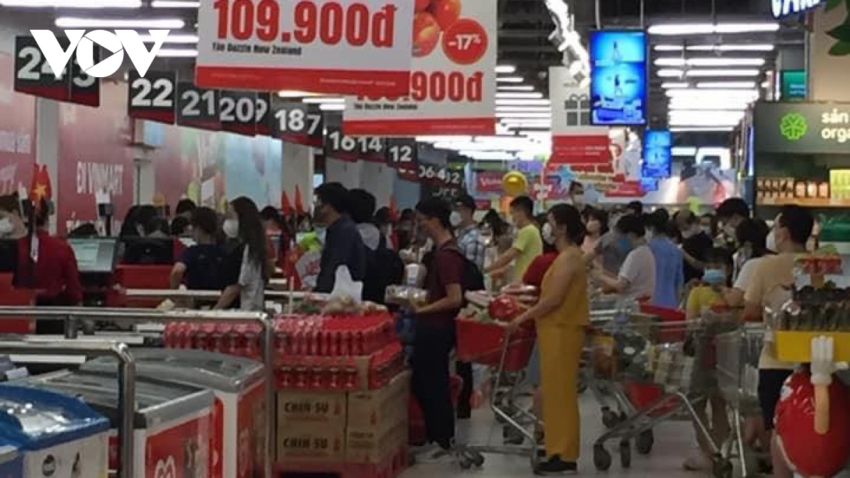 Nghe đồn Hà Nội giãn cách, nhiều người đổ vào siêu thị mua hàng