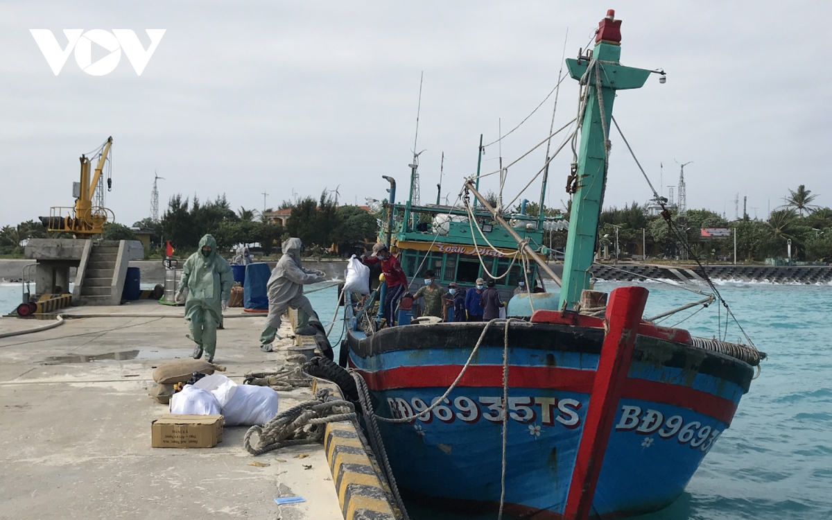 Đảo Sinh Tồn hỗ trợ lương thực, thực phẩm cho ngư dân tàu cá BĐ 96935 TS