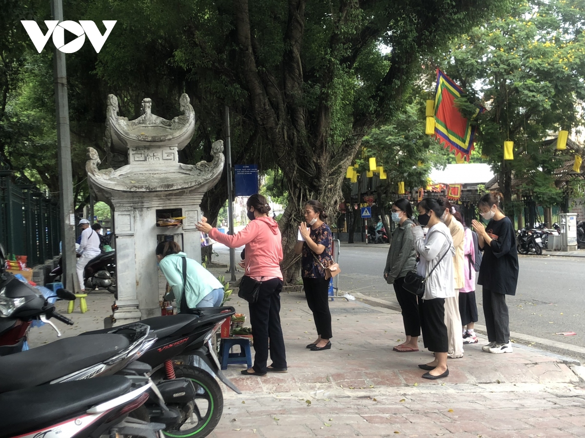 Hàng trăm sĩ tử đến Văn Miếu vái vọng cầu may trước kỳ thi tốt nghiệp THPT