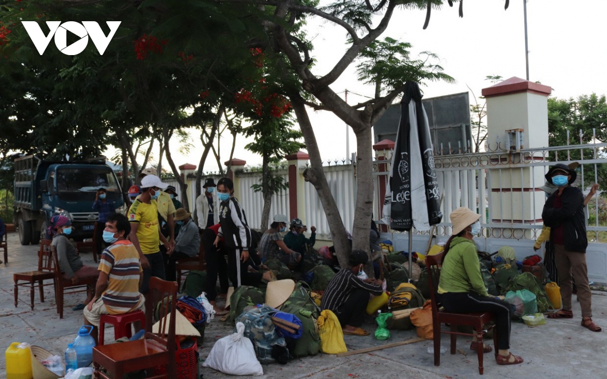 Đi bộ về quê, 47 người Quảng Ngãi được Khánh Hòa hỗ trợ