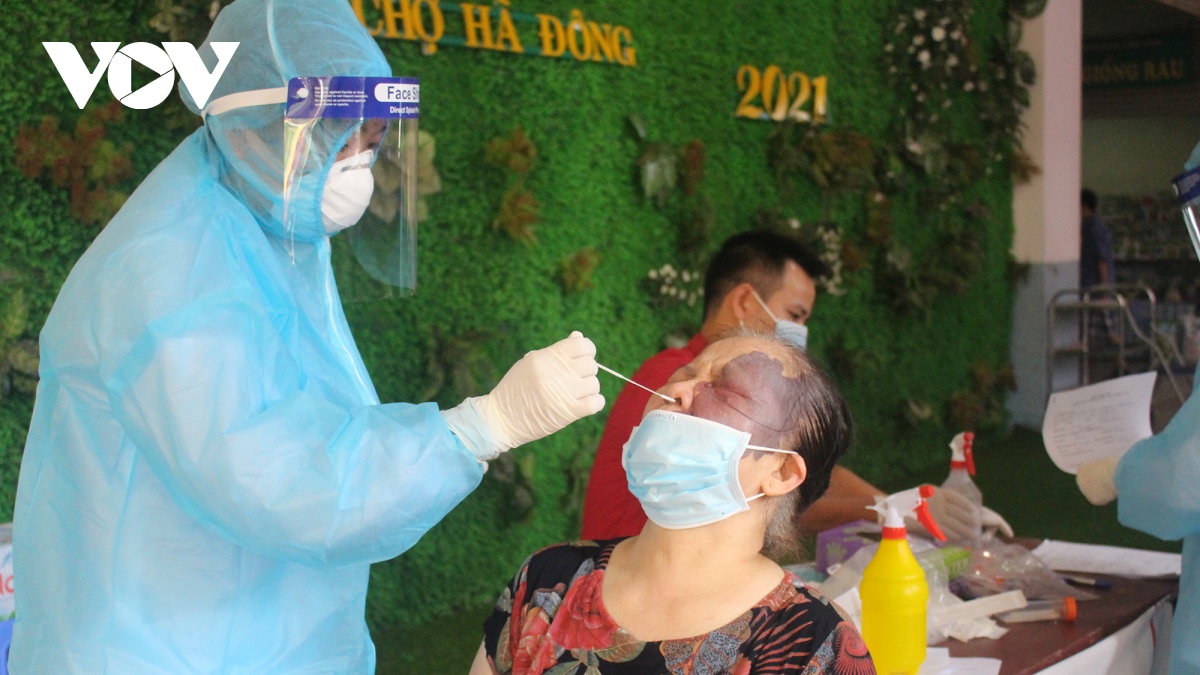 Người dân có nguy cơ cao mắc Covid-19 ở Hà Nội vui mừng vì được test PCR miễn phí