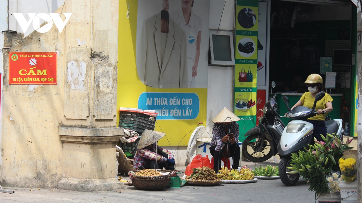Chợ cóc, chợ tạm ở Hà Nội vẫn ngang nhiên tụ họp sau Công điện số 15
