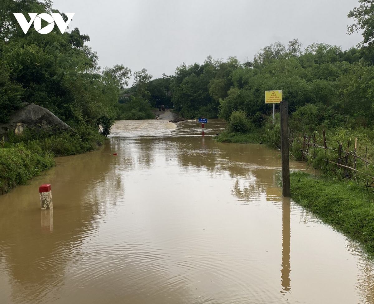 Quảng Bình mưa lớn, một số bản làng bị chia cắt tạm thời