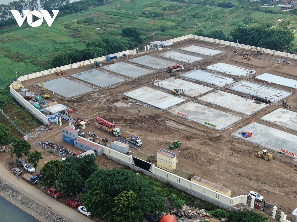 Bệnh viện dã chiến quy mô lớn đang được xây dựng ở Hà Nội