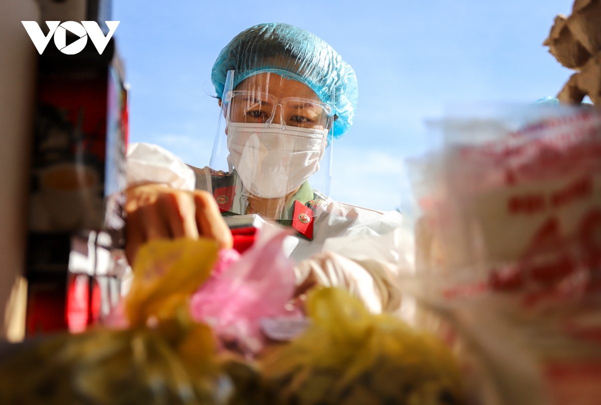 Ảnh: Công an Đà Nẵng mua thực phẩm giúp dân, tặng kèm rau xanh