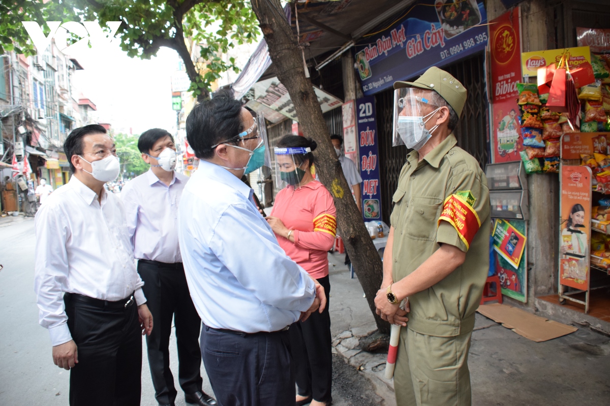 Thị sát "điểm nóng" COVID-19 tại Hà Nội, Thủ tướng đề nghị kiện toàn ngay lãnh đạo phường