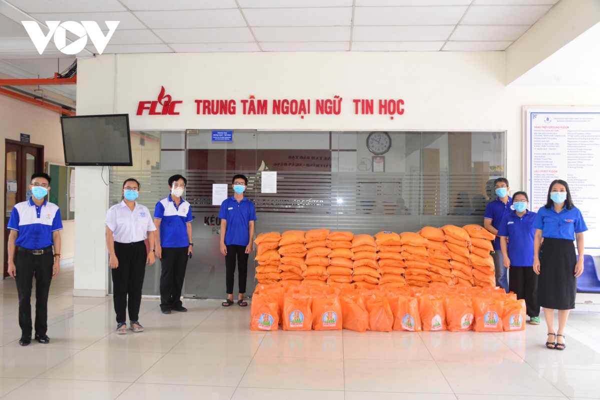 Quỹ từ thiện Kim Oanh tặng 180 tấn gạo cho người dân vùng dịch