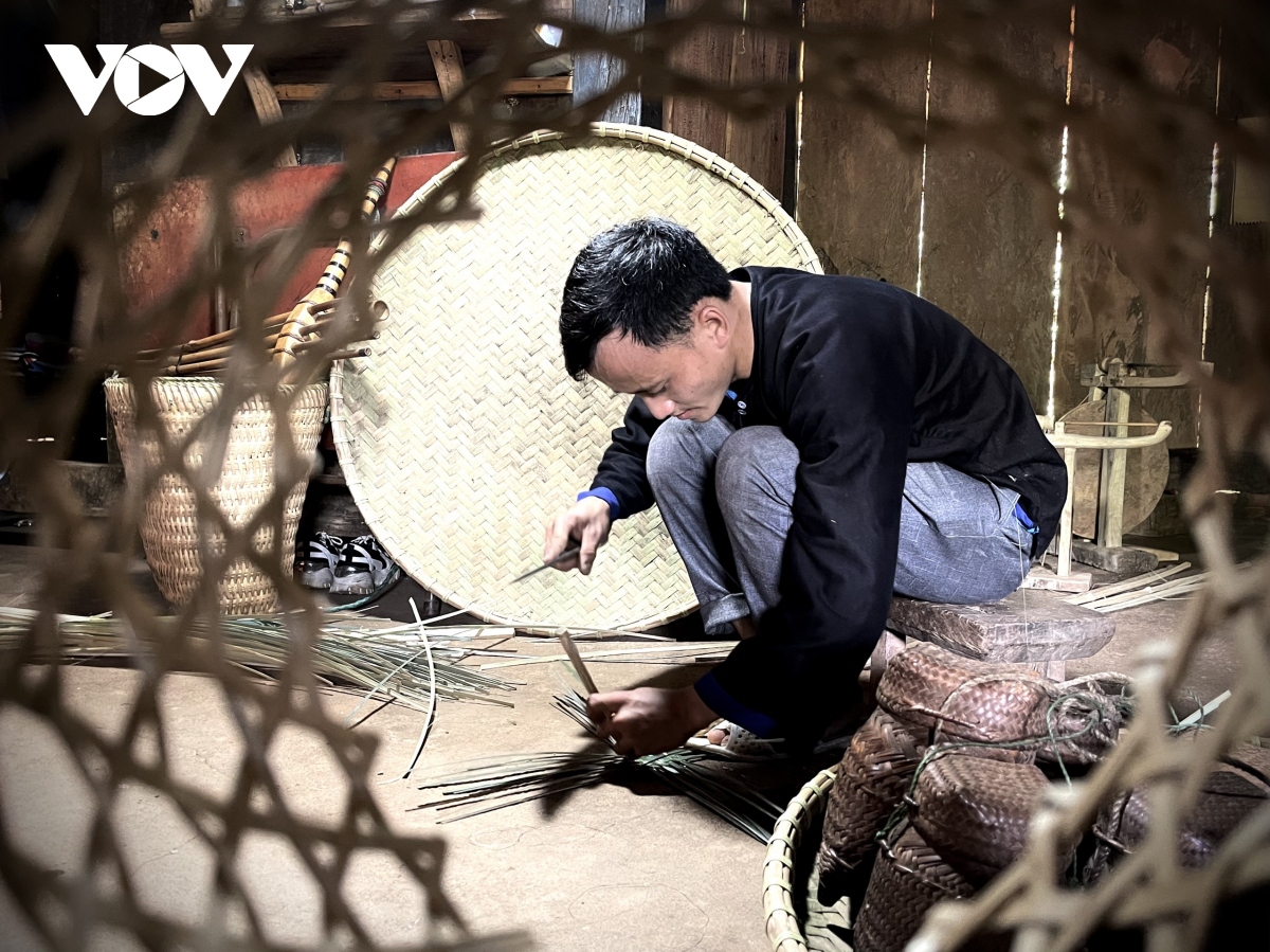 Chàng trai người Mông gìn giữ nghề đan lát truyền thống