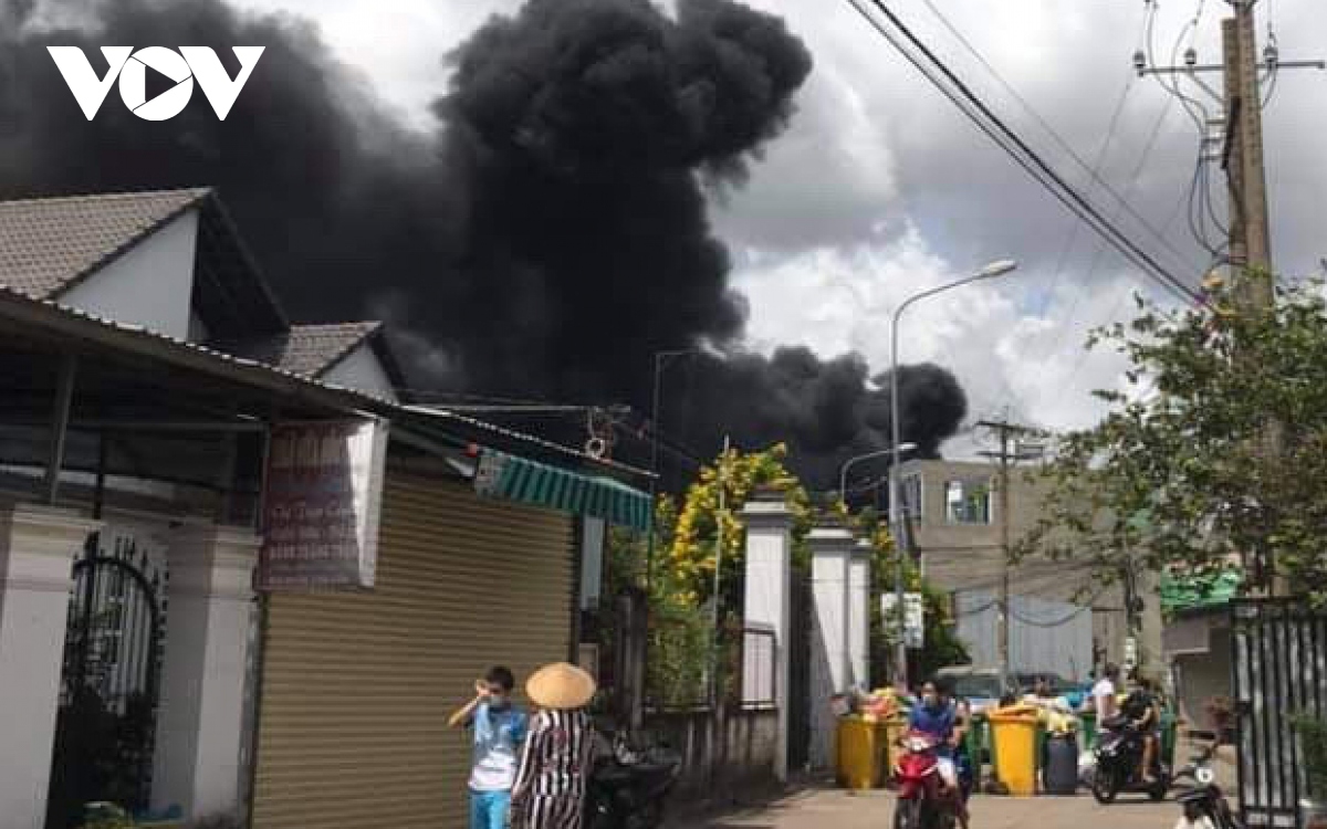 Cháy xưởng sản xuất mút xốp trong khu dân cư ở Bình Dương