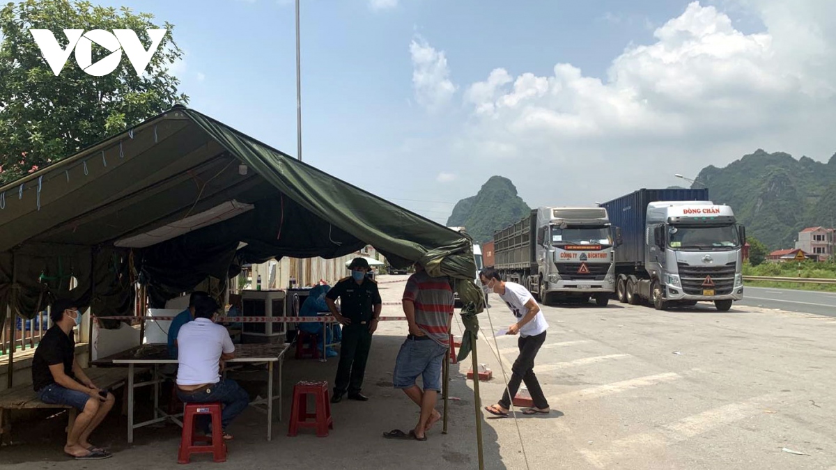 Lạng Sơn kiểm soát chặt chẽ lái xe chở hàng hóa xuất nhập khẩu