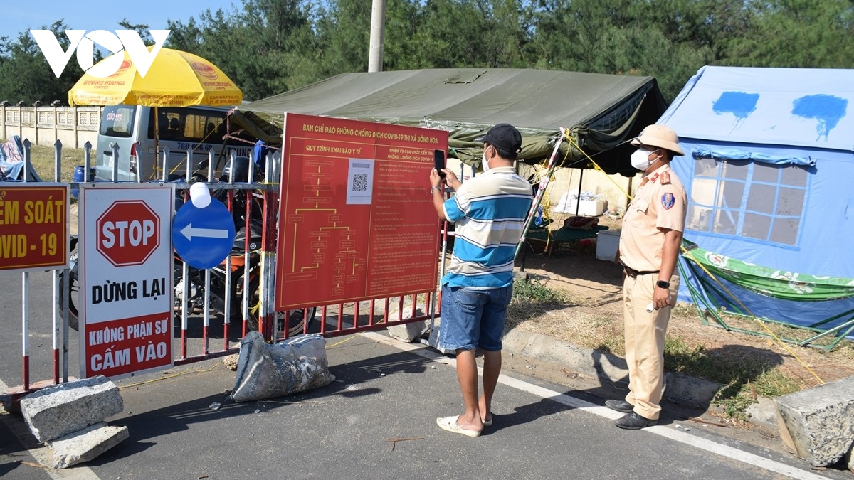 Căng mình bám chốt kiểm soát dịch dưới trời nắng nóng kỷ lục