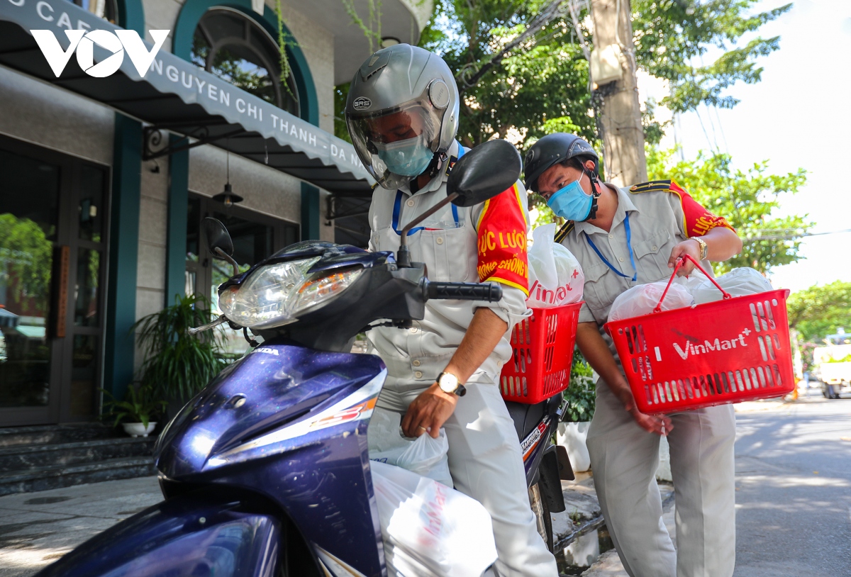 Các thành viên Quy tắc đô thị ở Đà Nẵng “đi chợ” giúp dân