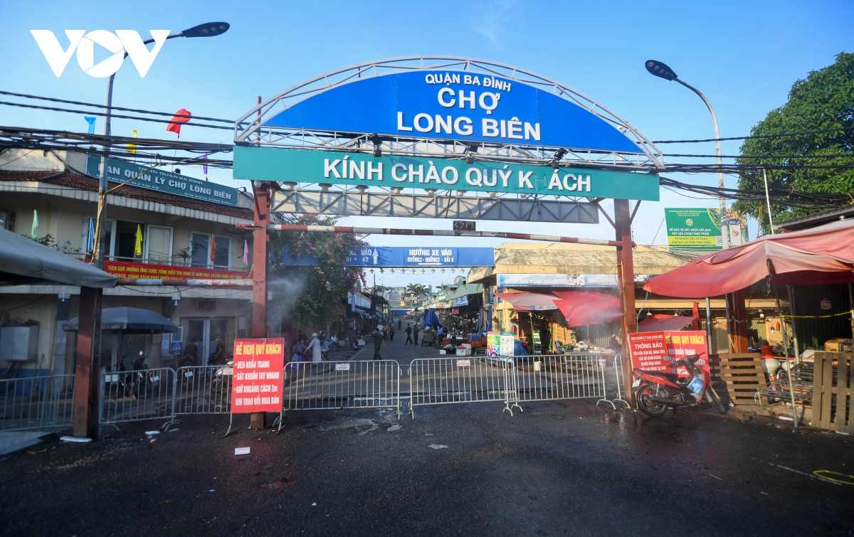 Chợ đầu mối Long Biên bị phong tỏa, tiểu thương "đứng ngồi không yên"