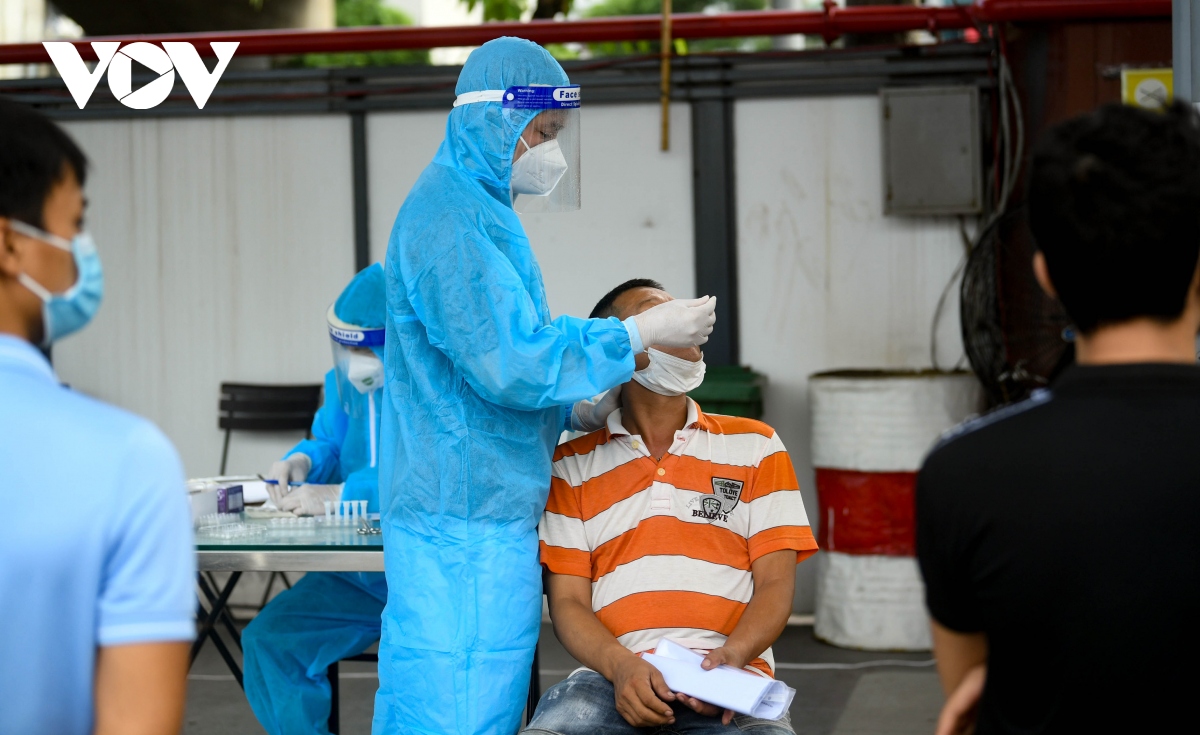 Hỗ trợ test nhanh virus SARS-CoV-2 cho hàng loạt tài xế “luồng xanh” ở Hà Nội