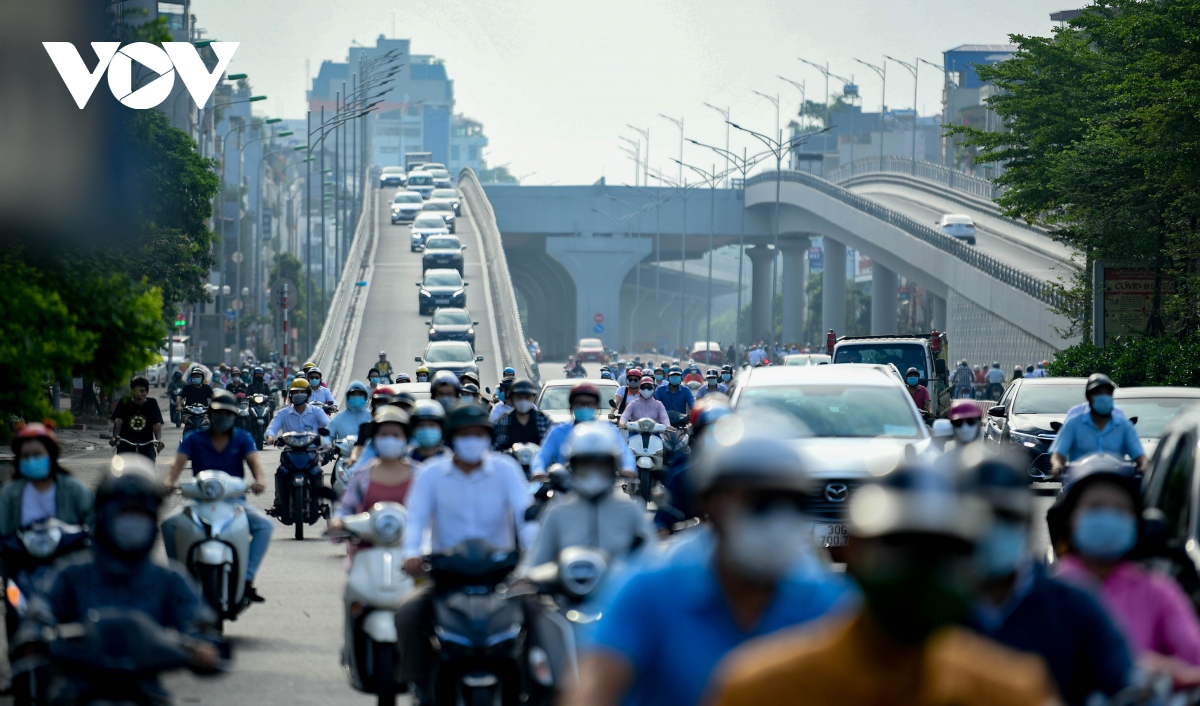 Đường phố Hà Nội đông đúc sáng thứ Hai đầu tuần, không đảm bảo giãn cách