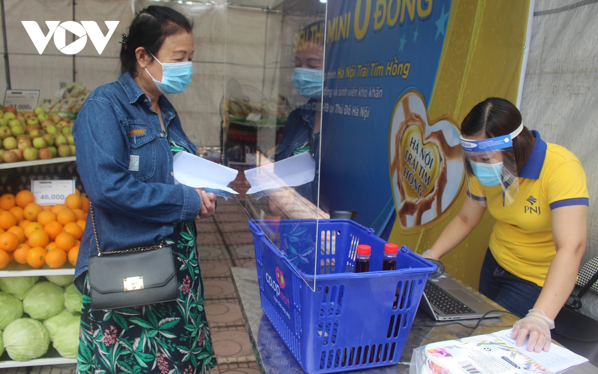 “Siêu thị mini 0 đồng” đầu tiên ở Hà Nội bán hàng miễn phí cho người khó khăn do Covid-19