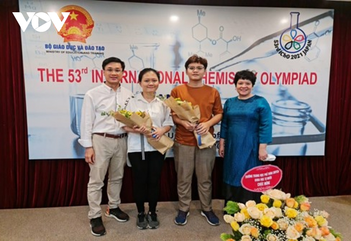 Hà Nội thưởng 20 triệu đồng cho 2 học sinh đoạt huy chương Vàng Olympic quốc tế