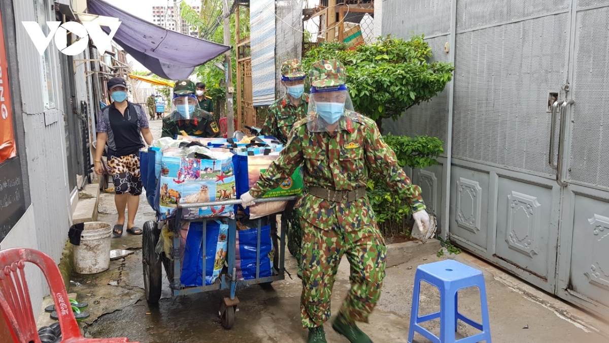 Quân đội trao tặng hàng trăm ngàn phần quà cho nhân dân TP.HCM