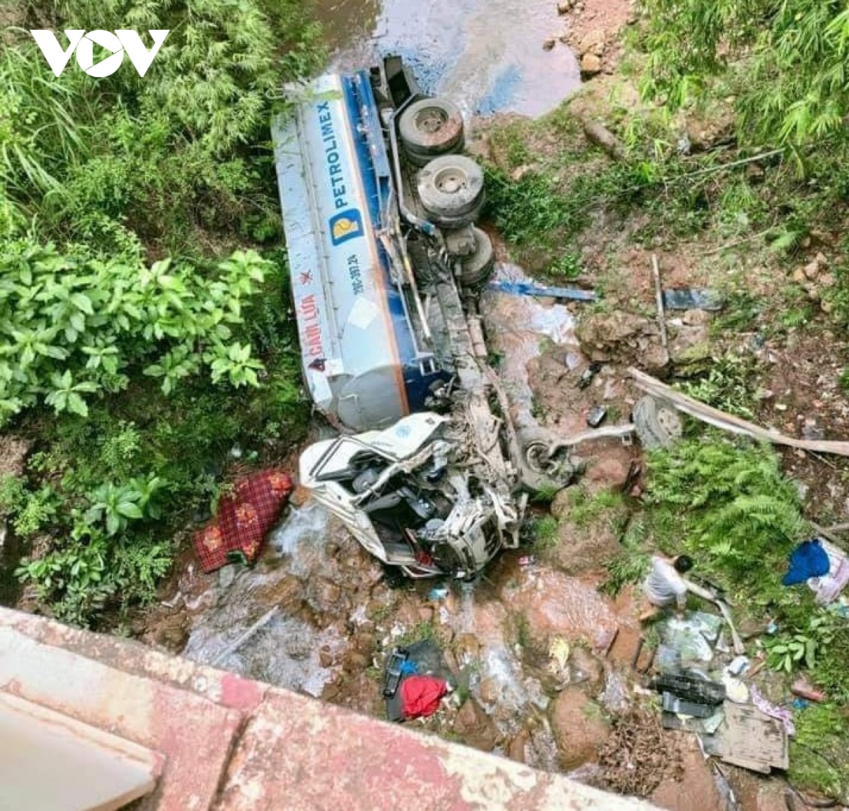  Xe chở xăng tại Sơn La lao xuống vực, tài xế bị thương