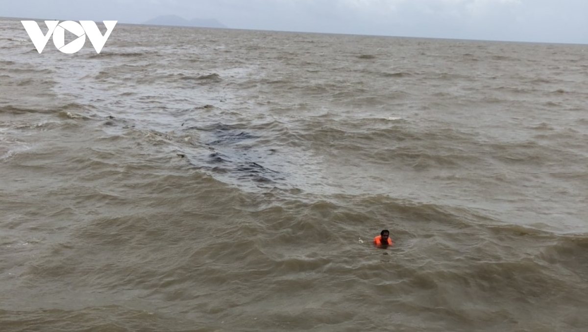 Sóng biển lớn khiến một tàu chở vật liệu xây dựng bị chìm trên biển ở Kiên Giang