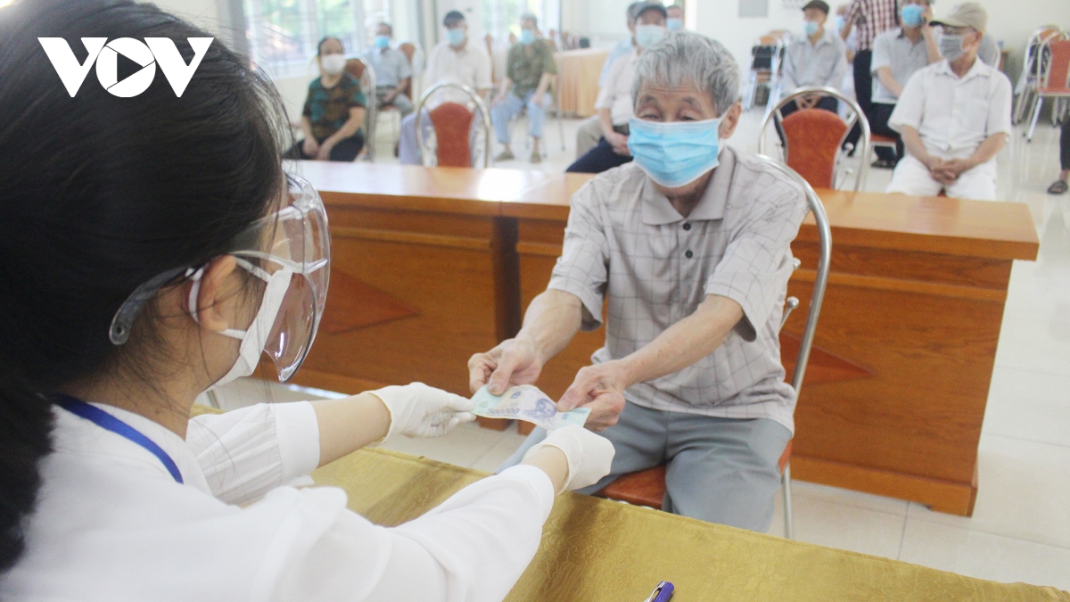 Người có công, người nghèo…ở Hà Nội nhận được tiền hỗ trợ