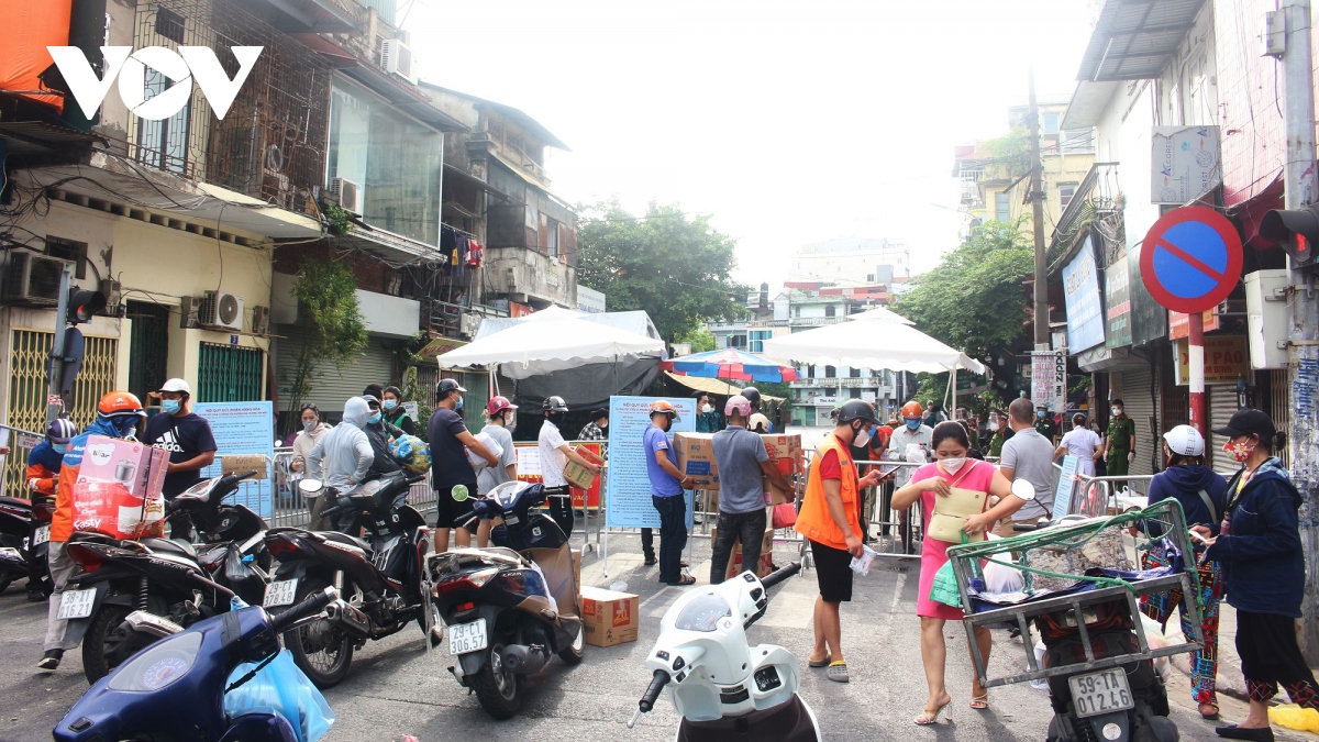 Người dân nườm nượp tiếp tế thực phẩm cho khu phong tỏa phường Văn Miếu