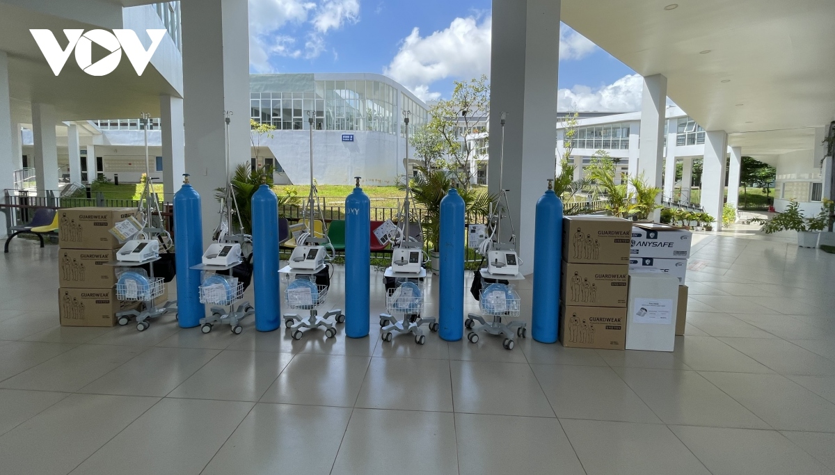 Kim Oanh Group tặng thêm 10 máy thở cho ngành y tế tỉnh Bình Dương