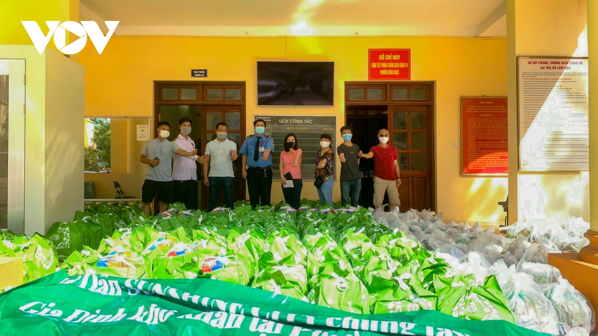 Người dân Hà Nội tặng nhu yếu phẩm cho những gia đình khó khăn do đại dịch